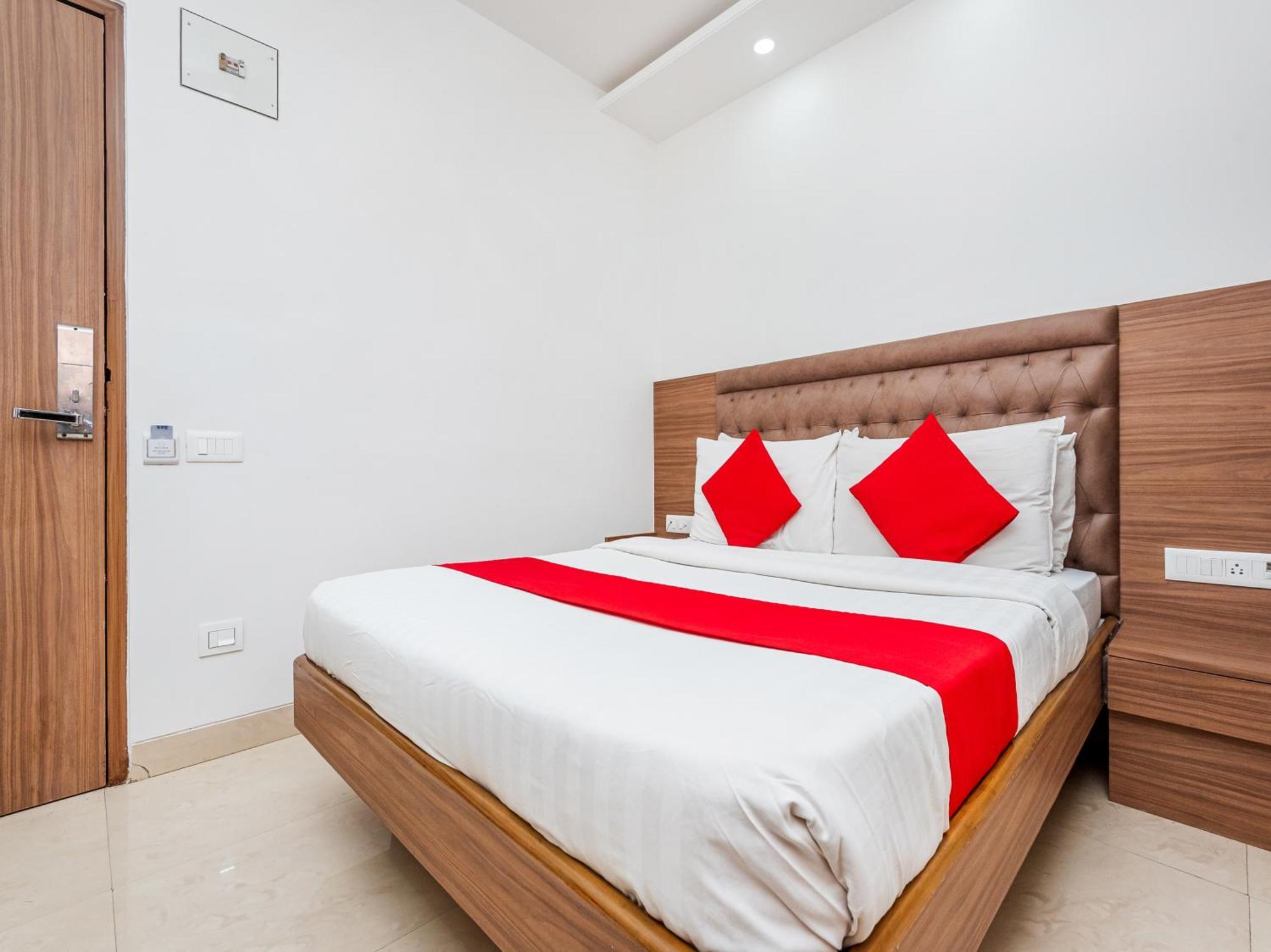 Hotel Balwas Surat Exterior photo